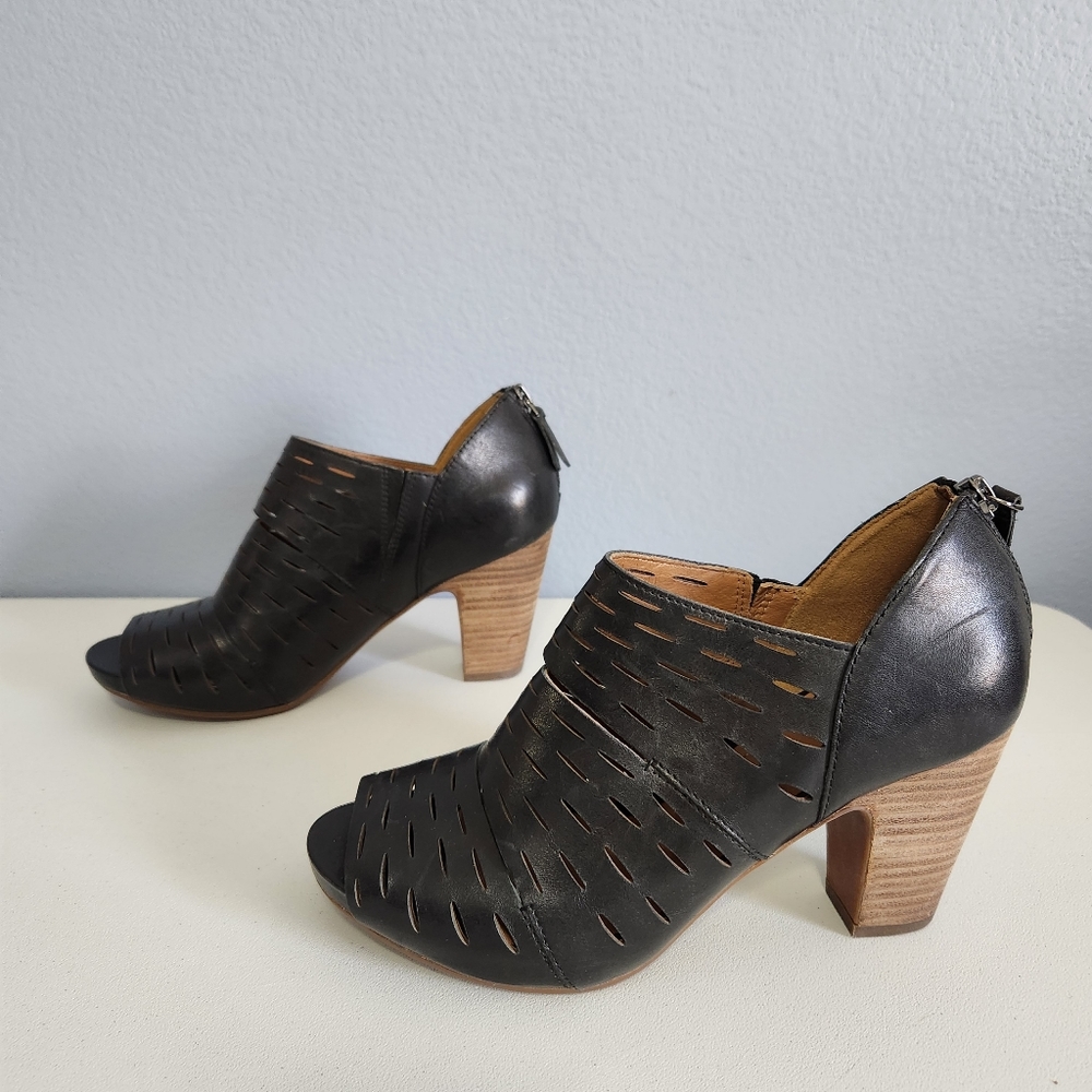 Clarks Artisan Okena Sass Black Leather Laser Cut Ankle Boot Booties Women's 7.5